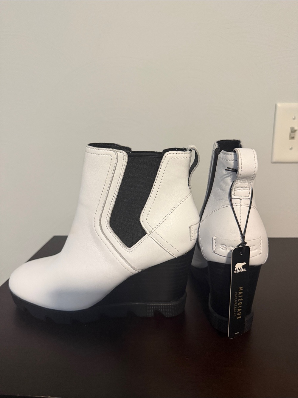 Sorel White Leather Wedge Chelsea Ankle Boots with Black Elastic